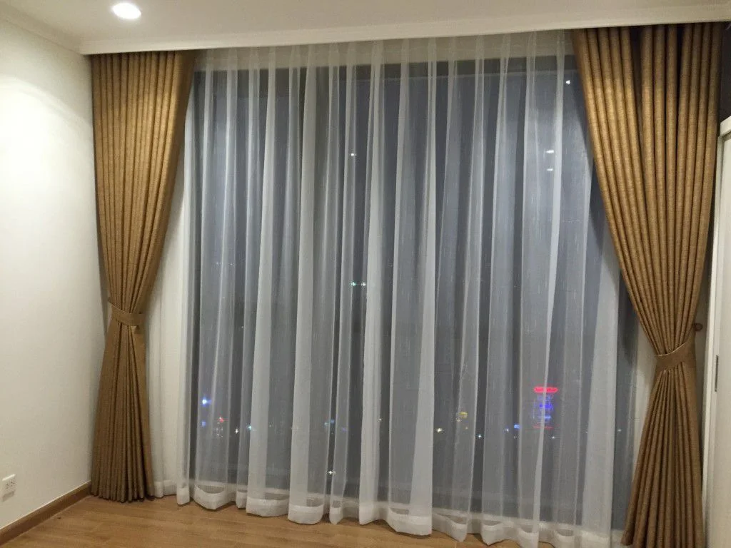 Rèm vải hai lớp tông nâu cho cửa kính rộng tại Tân Bình – công trình Huyền Thu