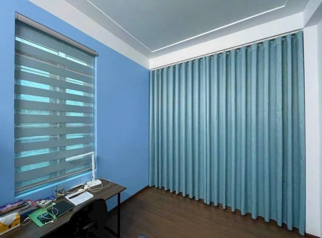 Rèm vải xanh và rèm cầu vồng trong cùng không gian tại Tân Bình
